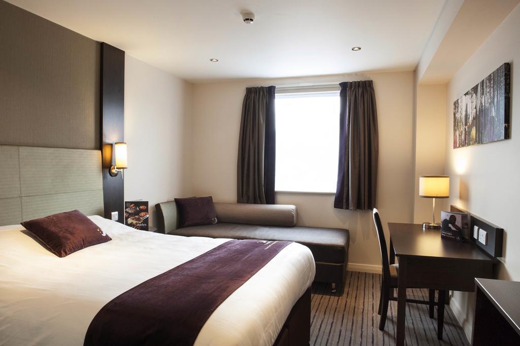 Premier Inn Peterborough - Ferry Meadows Exteriör bild